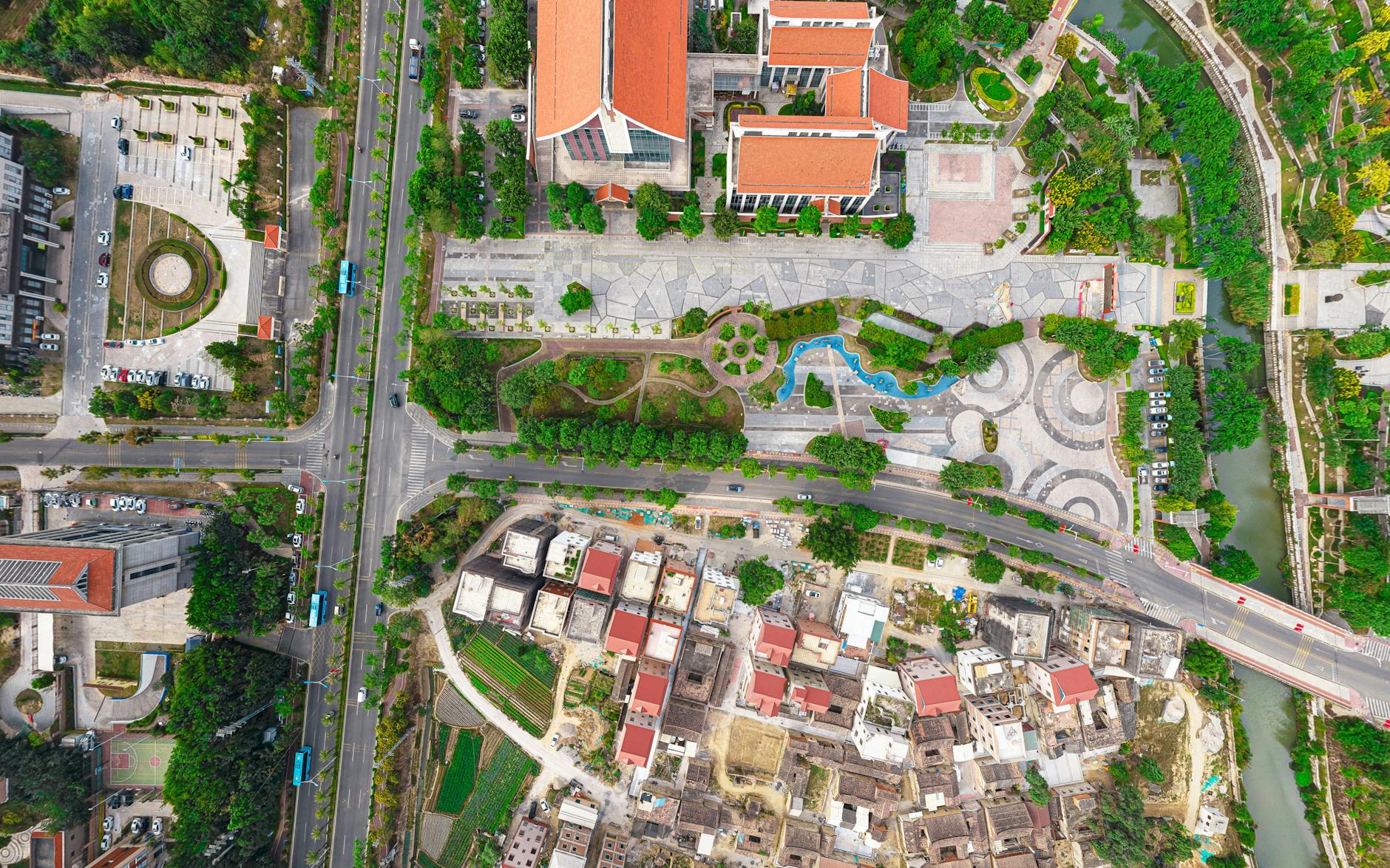 Kolorowe zdjęcie z lotu ptaka miasta z drogami, zabudową i terenami zieleni