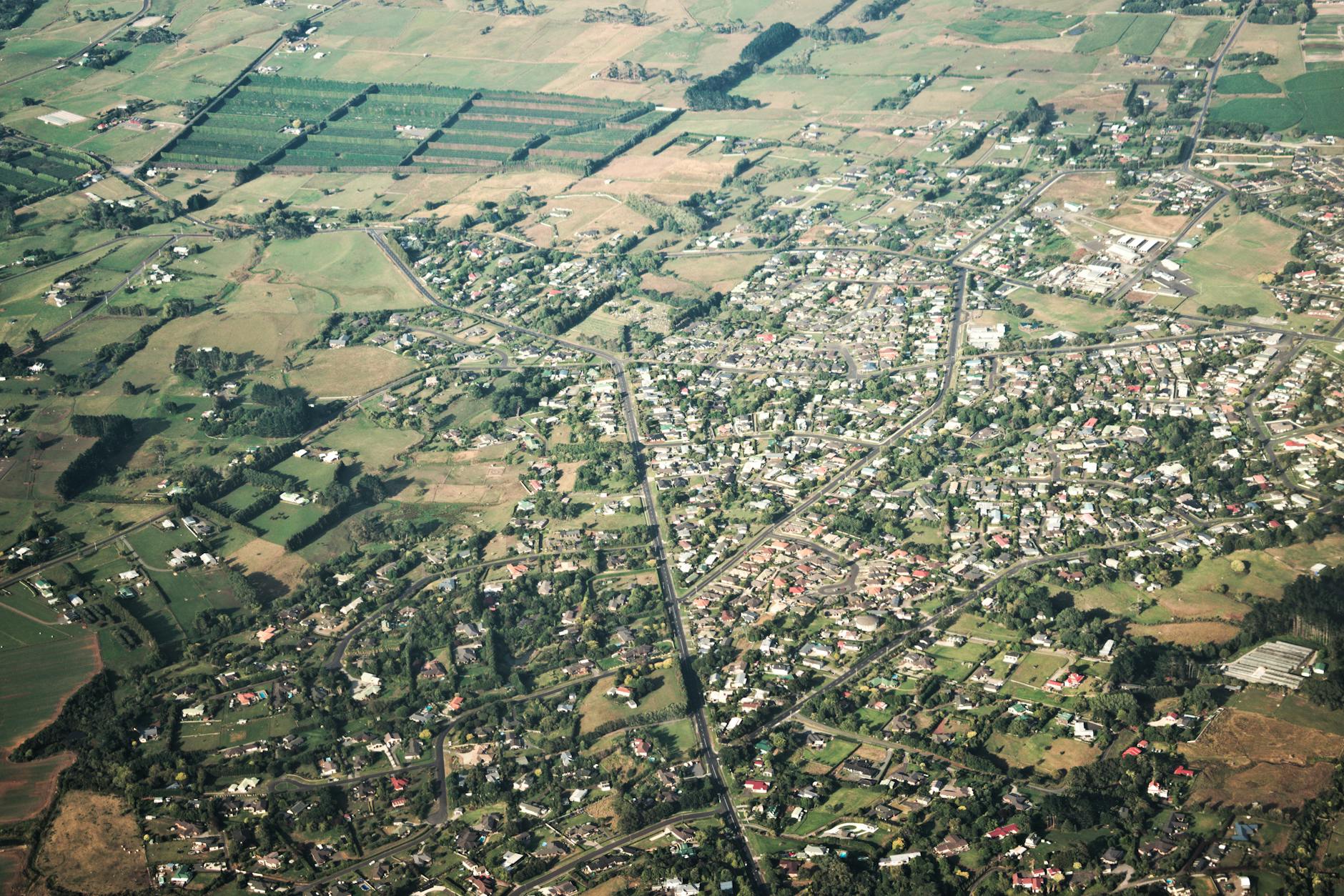 Panoramiczny widok z lotu ptaka na wieś z polami i rozproszoną zabudową