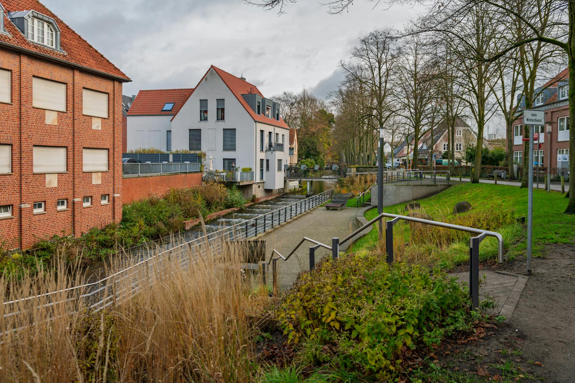 Jesienny kanał w zabytkowej dzielnicy mieszkalnej z europejską architekturą