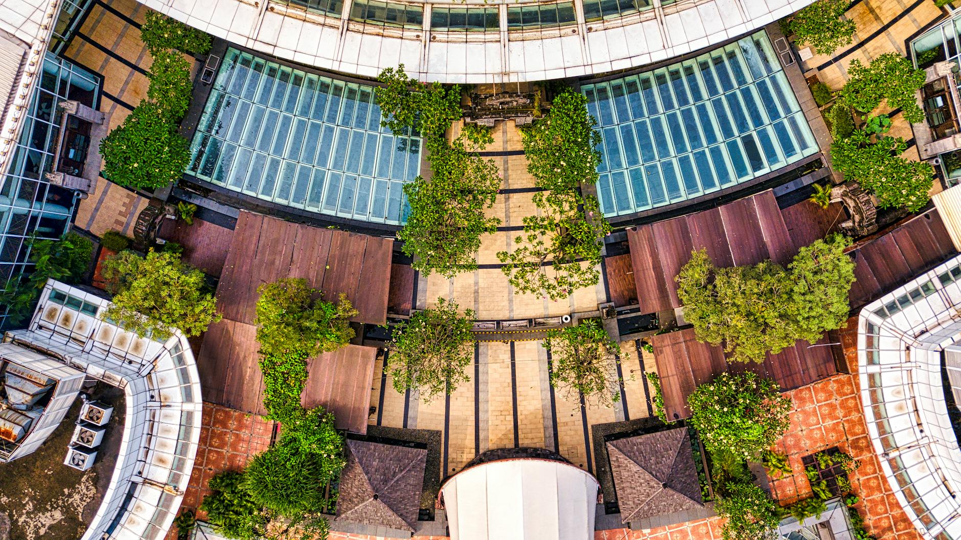 Nowoczesny budynek z zielonym dachem otoczony roślinnością z lotu ptaka