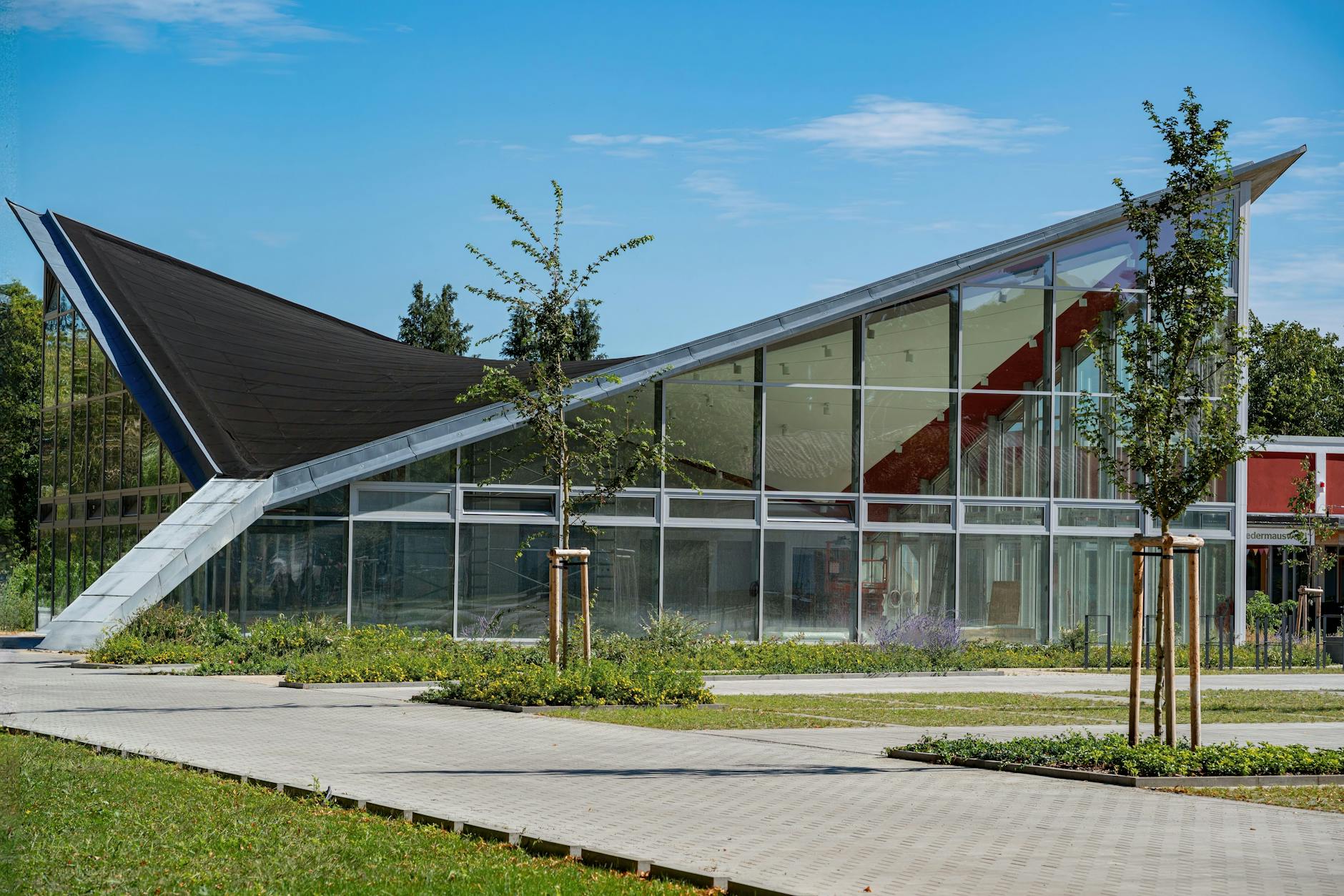 Nowoczesny przeszklony budynek gminny z ostrym geometrycznym dachem