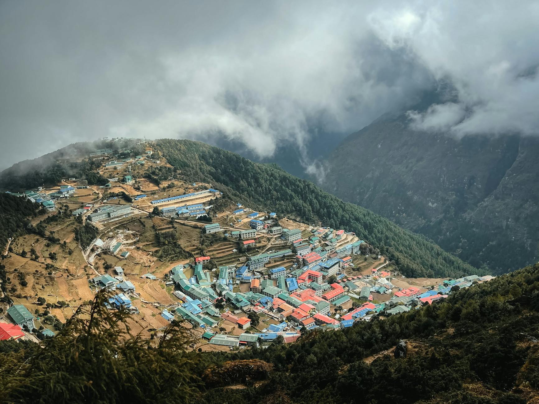 Panorama Namche Bazaar w Himalajach otoczona górską zabudową
