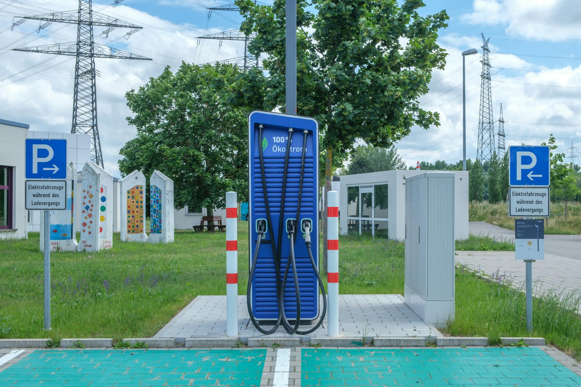 Publiczna stacja ładowania aut elektrycznych o ekologicznym designie