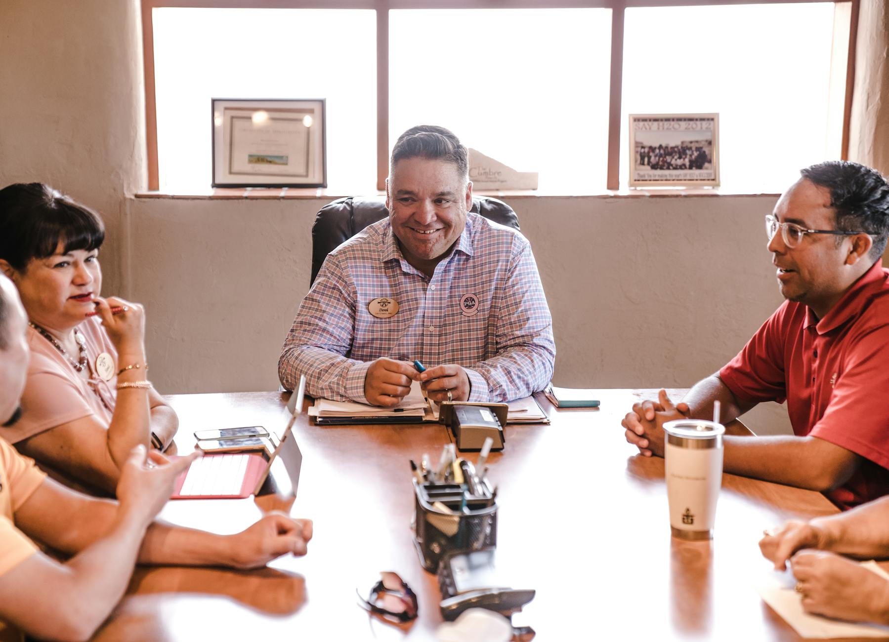 Zespół specjalistów omawia wspólnie plan współpracy przy stole