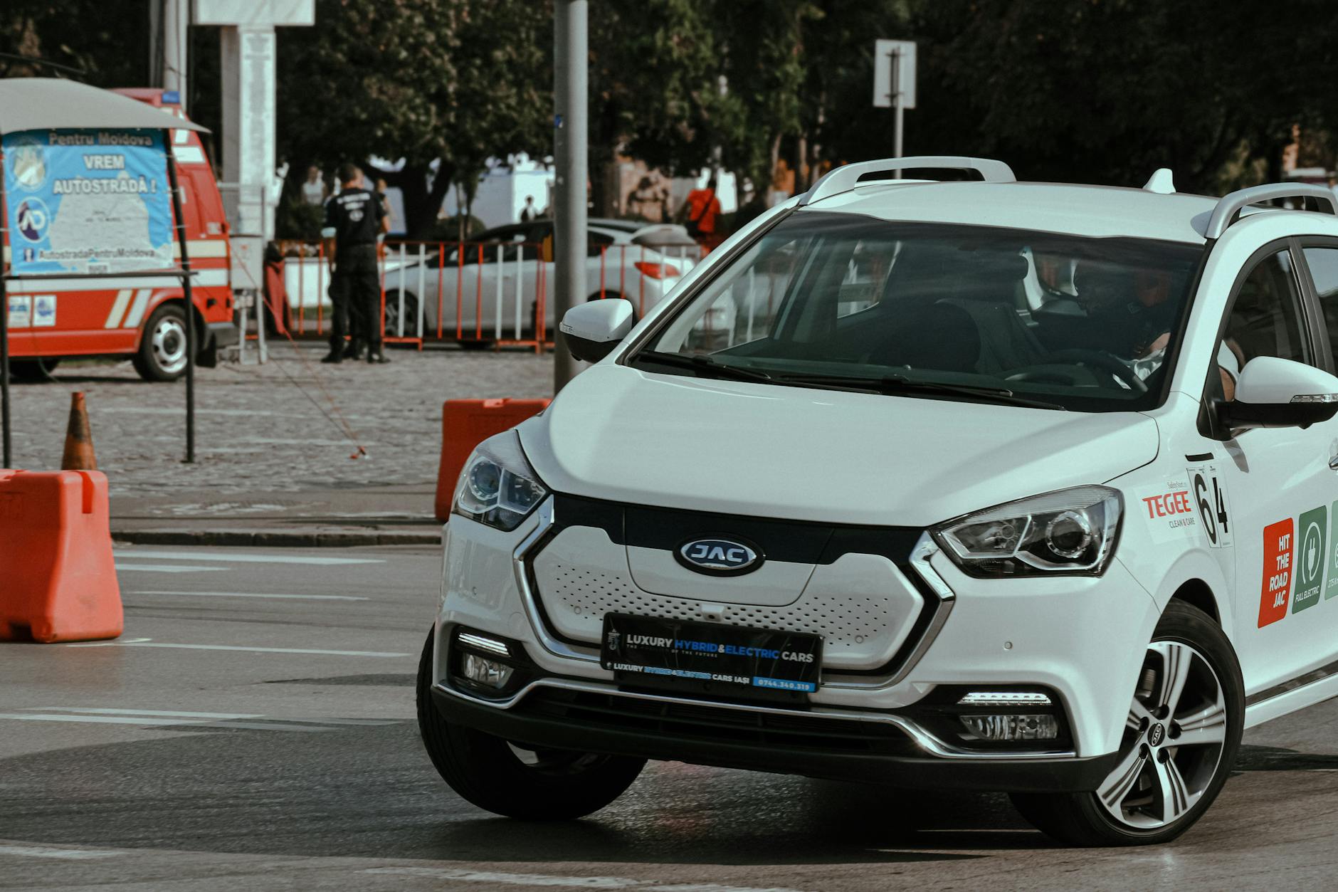 Białe sportowe auto skręca szybko na miejskim torze ulicznym