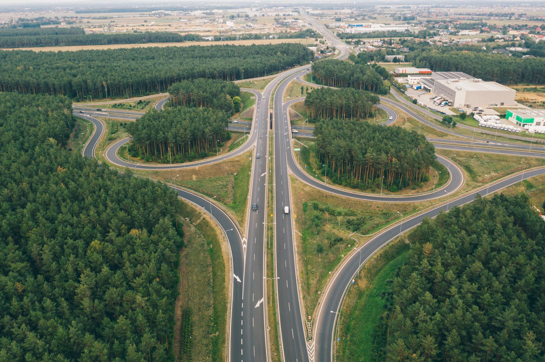 Węzeł autostradowy wśród lasów pod Poznaniem jako przykład zielonej infrastruktu