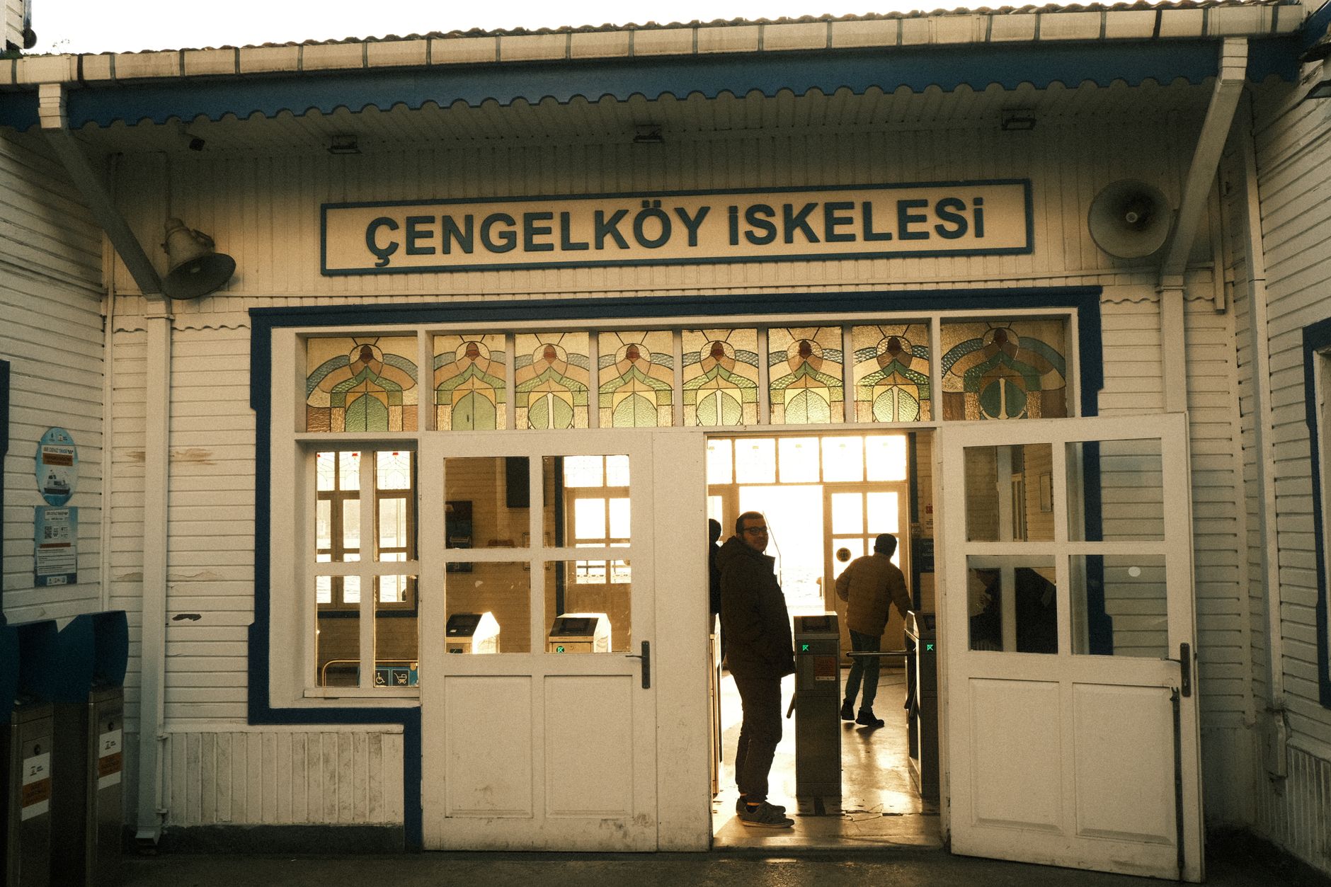 Wejście na molo Çengelköy w Stambule z kolorowymi witrażami