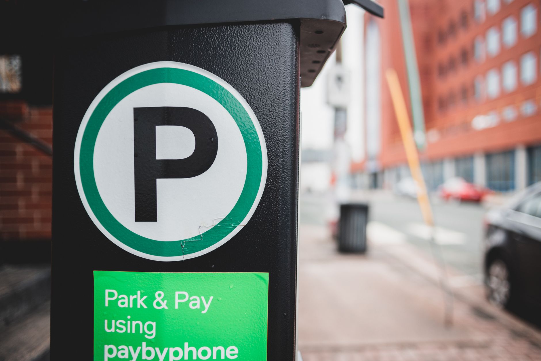Jak gmina może legalnie pobierać opłaty parkingowe przy atrakcjach przyrodniczych i jak je uregulować w uchwałach Parkometr z naklejką płatności telefonem przy ulicy w mieście